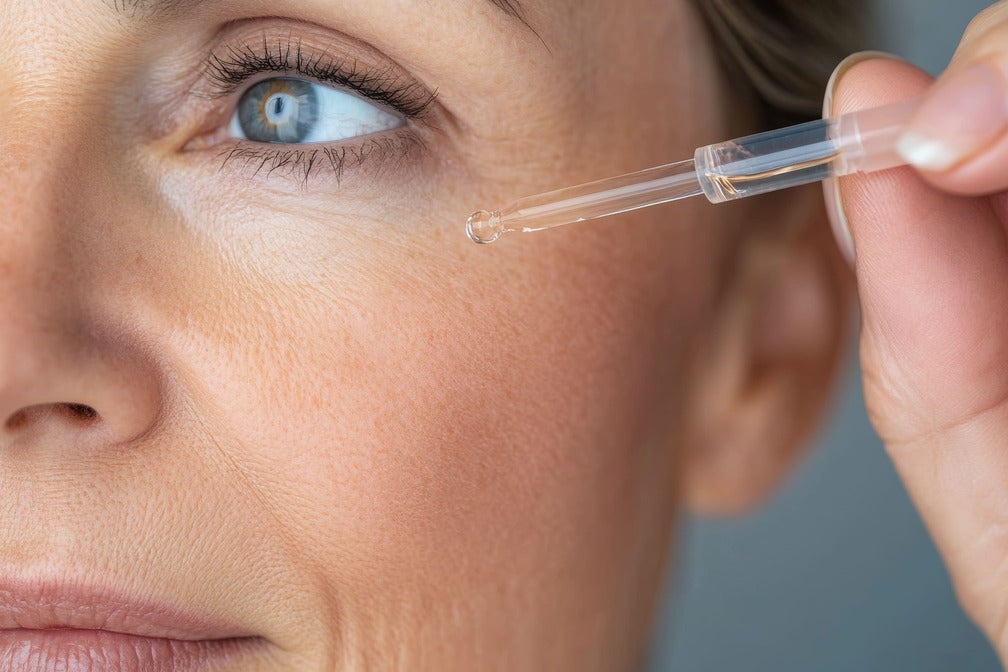Frau trägt CBD Öl mit einer Pipette auf die Gesichtshaut auf
