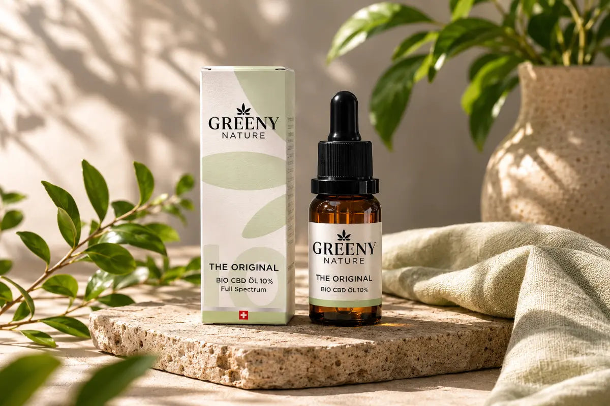 GreenyNature CBD Öl mit Verpackung und Pipettenflasche auf dekorativer Steinfläche.