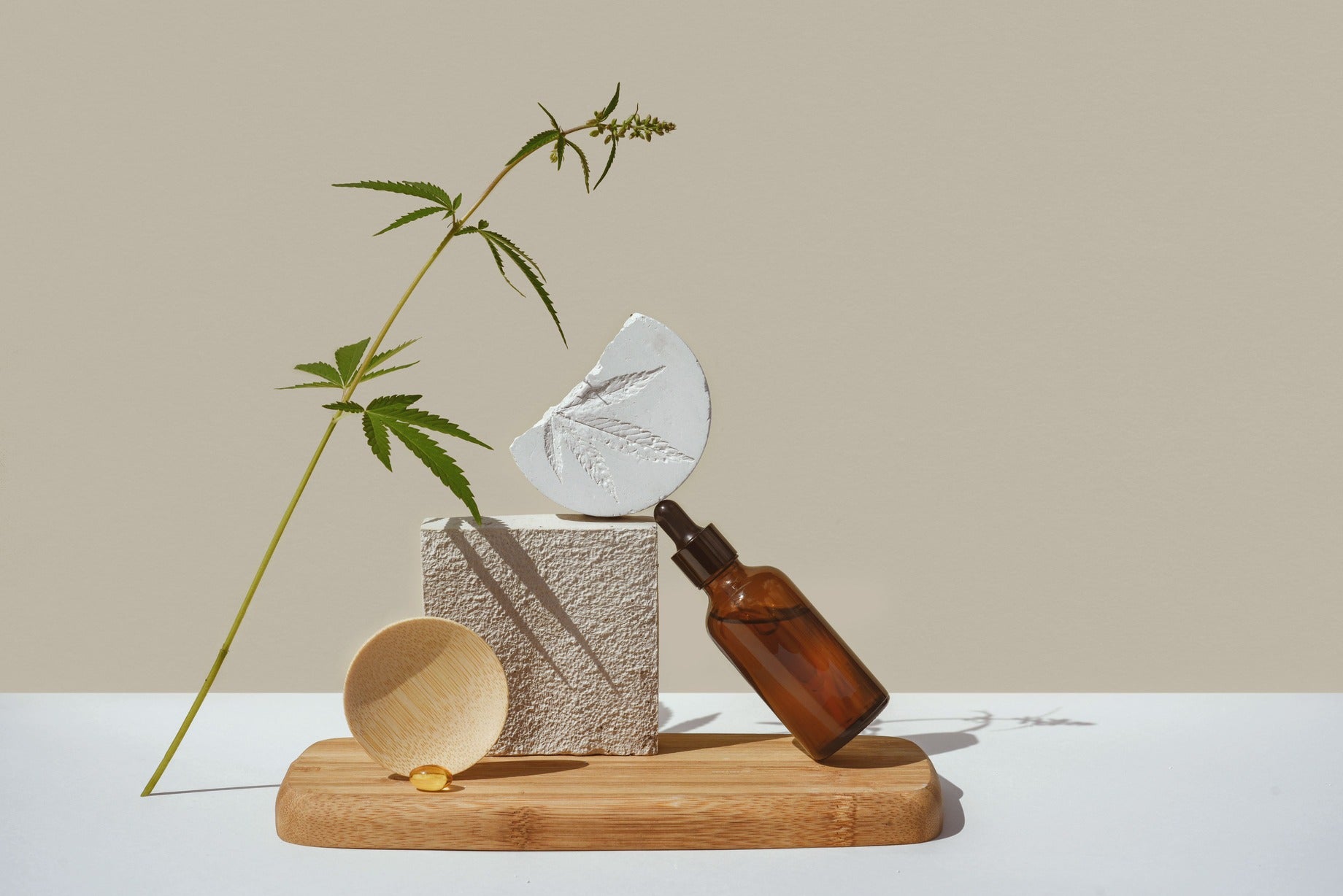 Braune CBD-Öl-Flasche neben Hanfpflanze als Symbol für Reinheit und Qualitätskontrolle bei CBD Öl 10 %