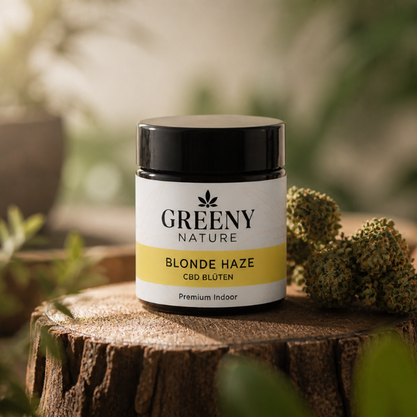 Blonde Haze CBD Blüten im GreenyNature Glastiegel auf einem Baumstamm