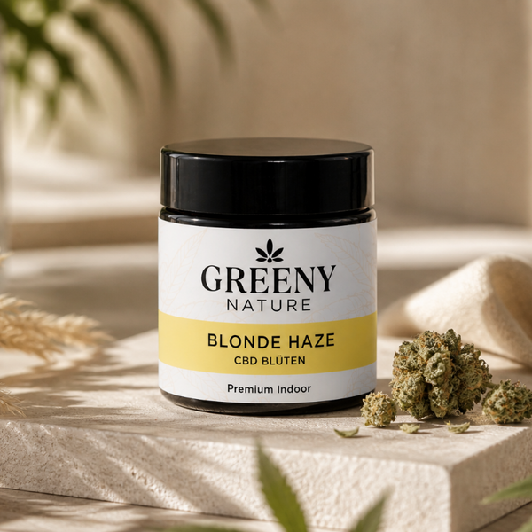 Blonde Haze CBD Blüten im GreenyNature Glastiegel auf einer Steinplatte