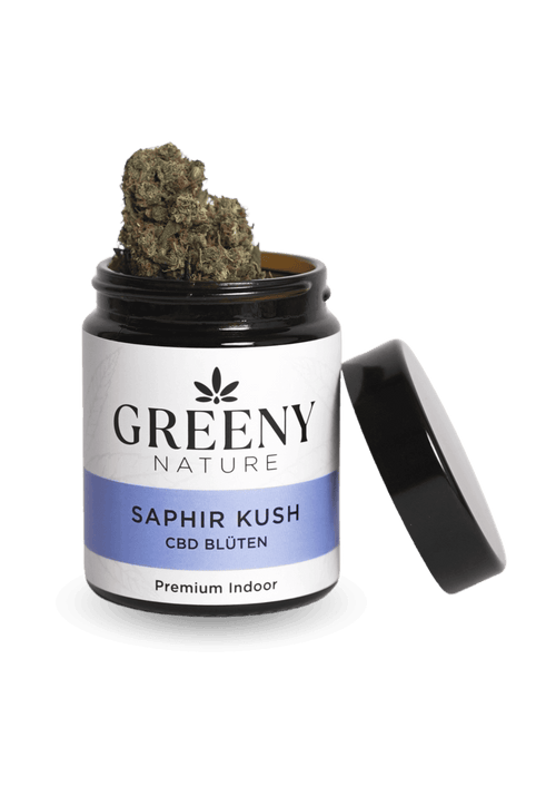 Produktbild zu sehen ist die offene Glasverpackung der CBD Blüte Saphir Kush auf freigestelltem Hintergrund