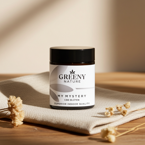 GreenyNature Mystery CBD Blüten im Glastiegel auf beigem Handtuch